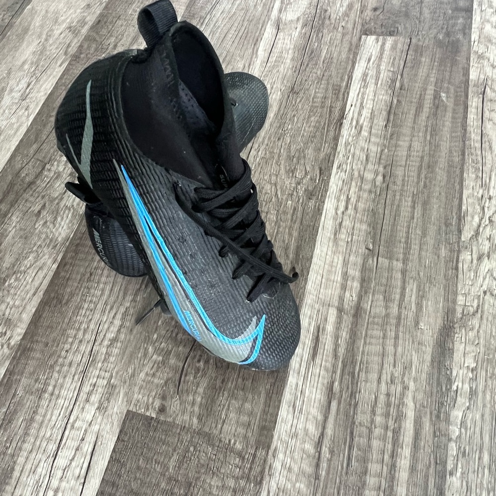 Nike soccer shoes 13.5 k